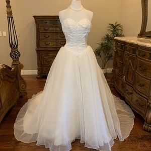 Sweetheart Gowns Wedding Dress Train Beaded Halter Corset Style Fits 4 6 Small